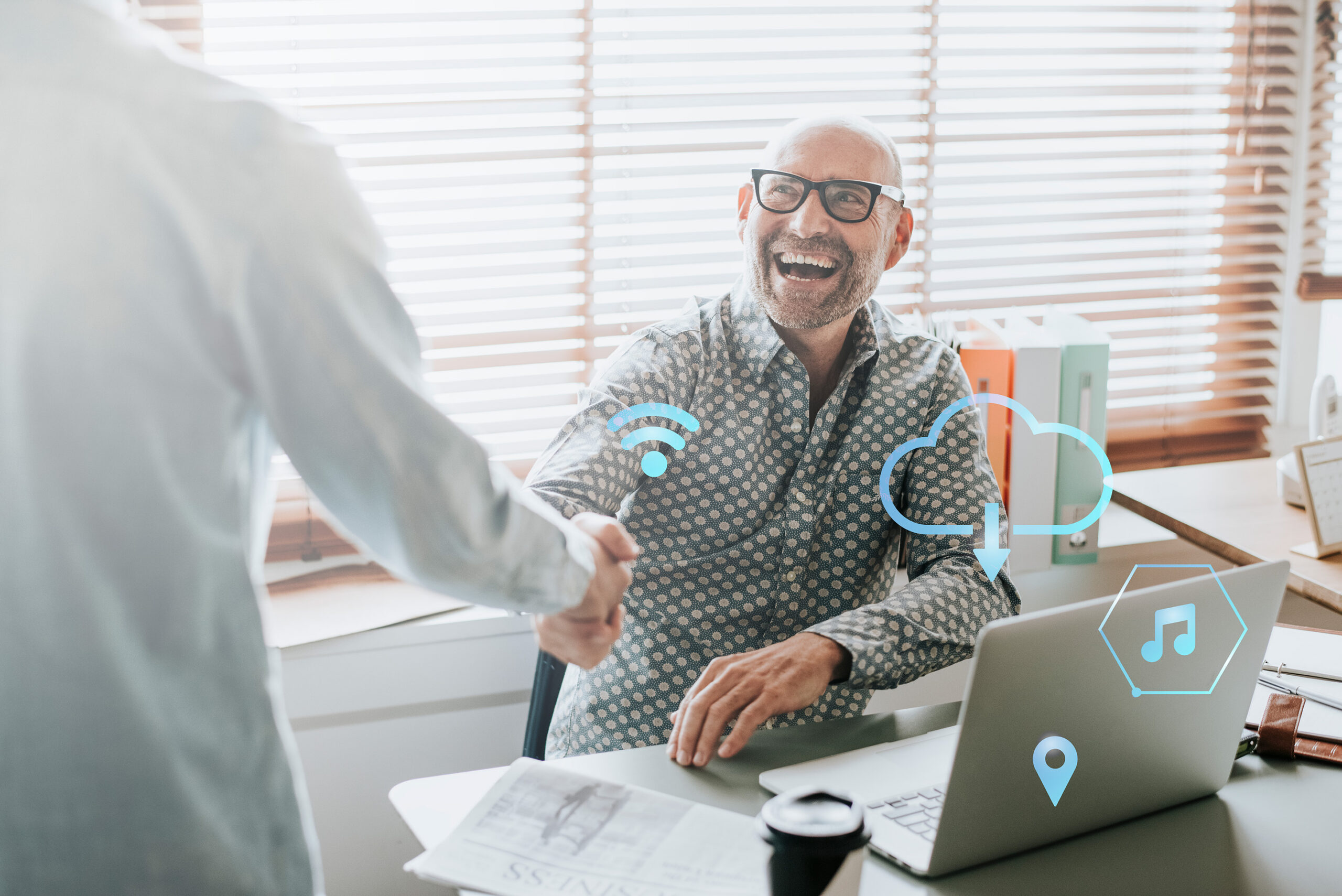 cliente satisfecho con la instalación profesional de su wifi para empresa